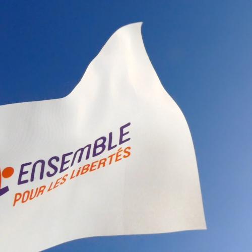 Drapeau flottant du parti politique Ensemble Pour les Libertés