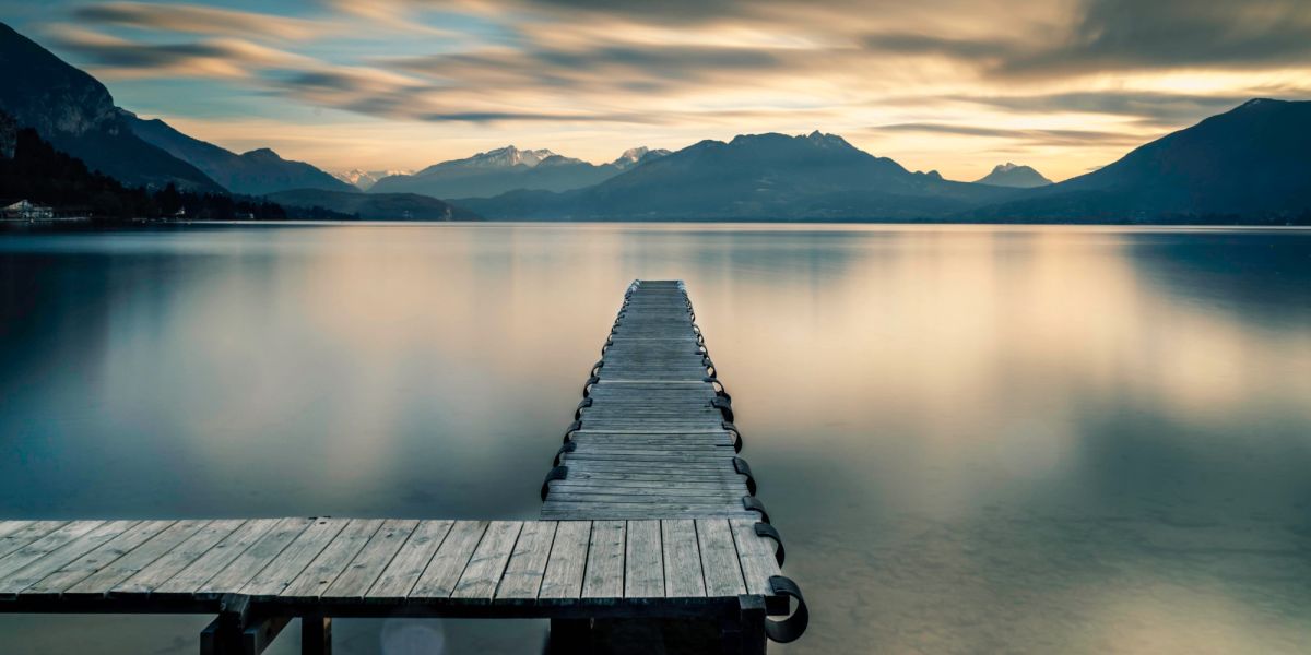 vue d'un ponton donnant sur le lac d'Annecy