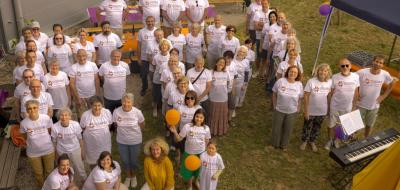 Photo de groupe Ensemble pour les Libertés formant les lettres EPL